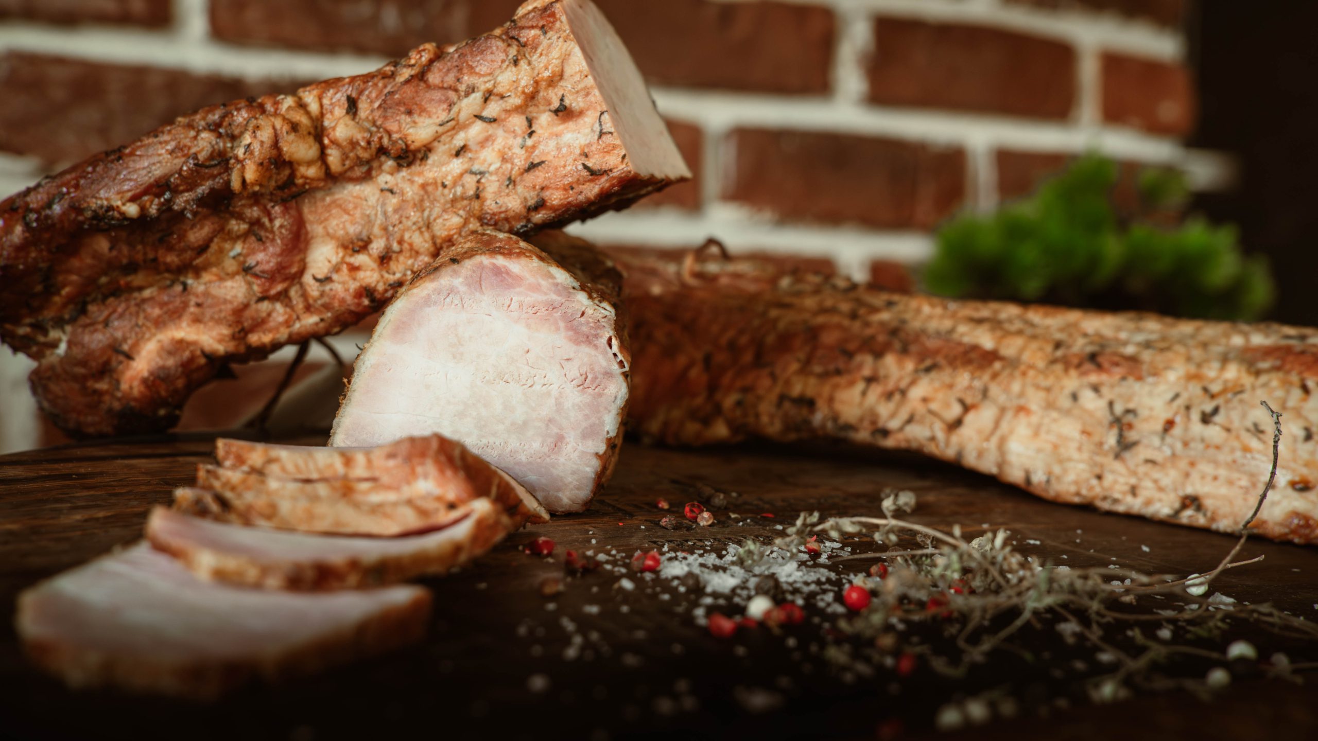 Cotlet afumat de porc taiat felii, cu condimente naturale, pe fund de lemn