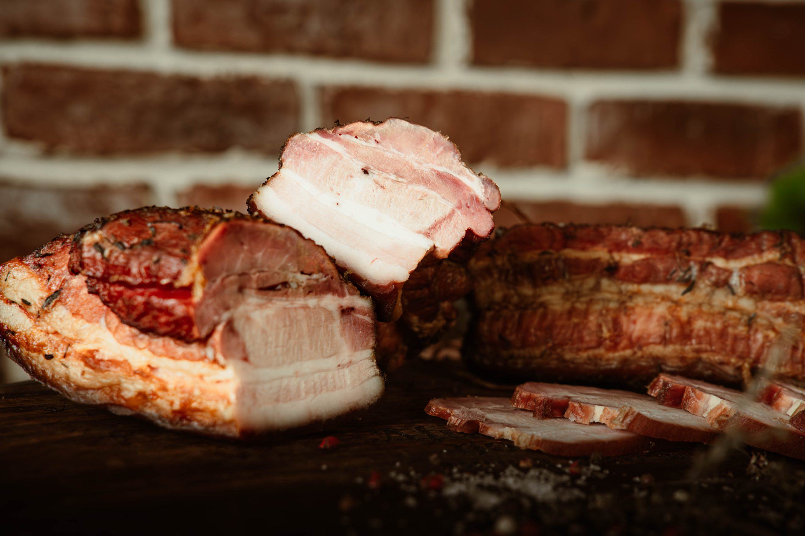 Kaiser afumat de porc taiat, cu straturi de carne si slanina, pe fund de lemn
