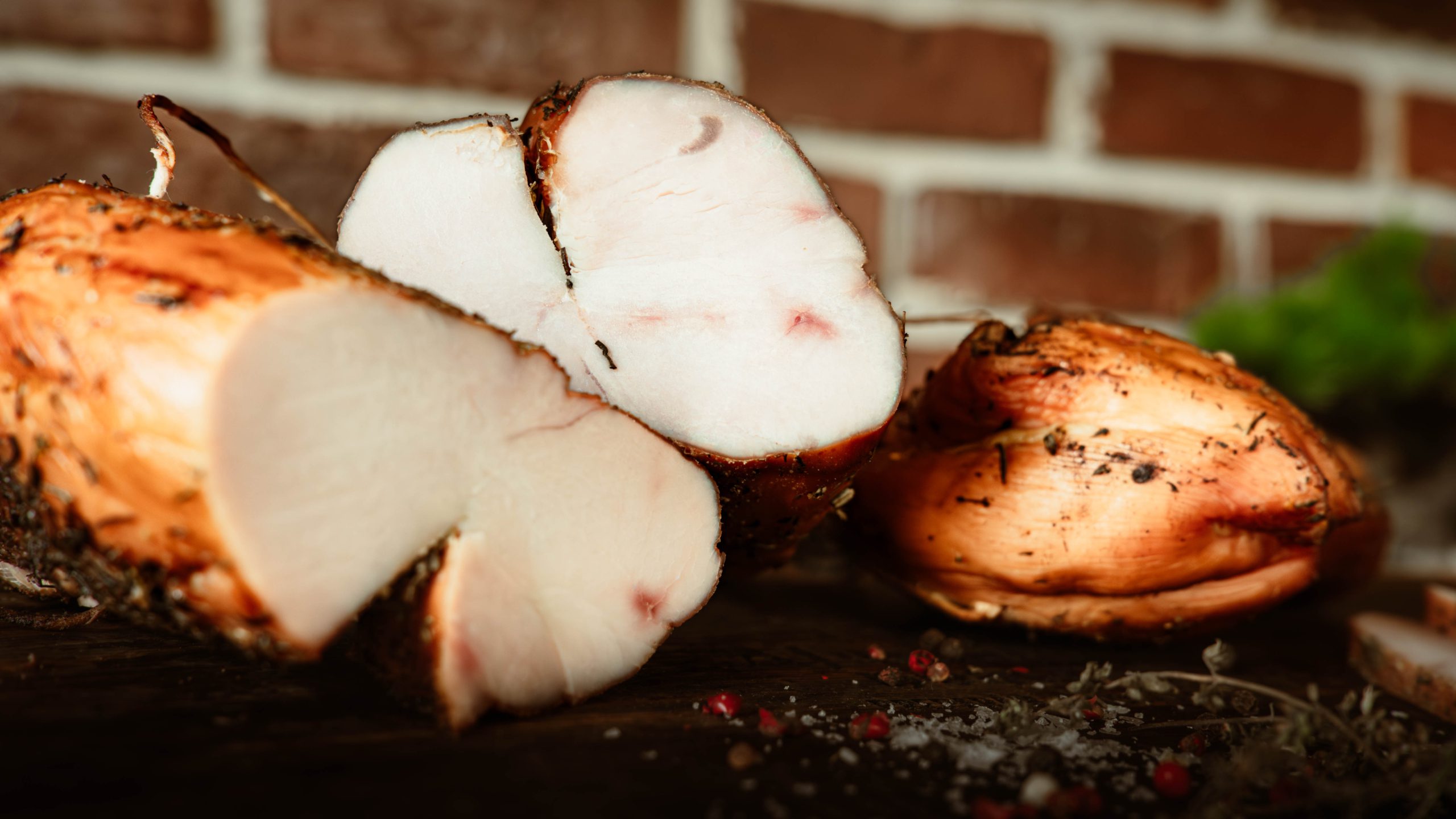 Piept de curcan afumat taiat felii, carne alba frageda, pe fund de lemn